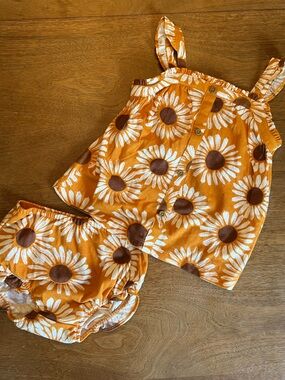 Sunflower Print Orange Button Set